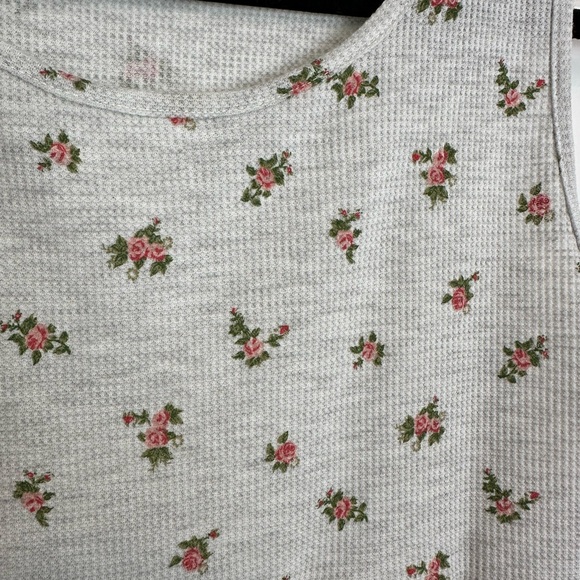 NWT  Grey tank with rose buds - Picture 4 of 6